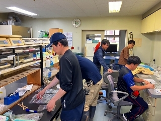試験用の肥料をみんなで準備中