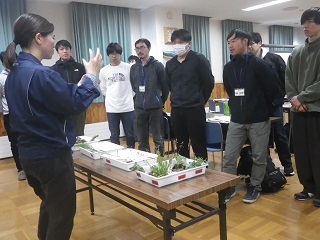 除草方法を説明する山田普及指導員