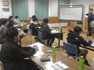 生産費を説明する火ノ川専門普及指導員