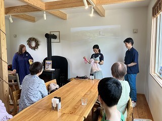 講話後、会員より手作りのプレゼントを渡しました