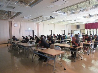 加工用・生食用ばれいしょの生産者が集まり、講話に聞き入りました