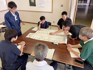話し合いながら生育カレンダーを完成させました