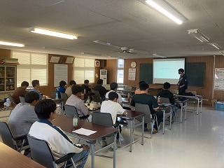 資料の説明をする普及センター職員