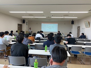 真剣に説明を聞いている青年農業者の様子