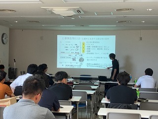 資料の説明をする普及センター職員