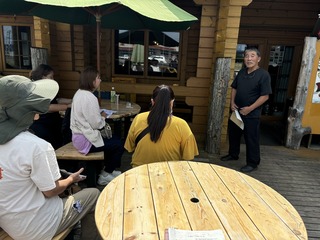 直売所について説明する(株)知床ごんた村の竹田代表取締役