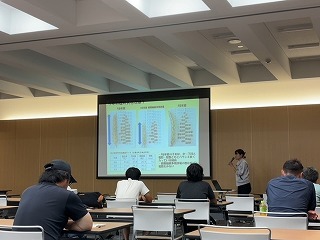 真剣に説明を聴く農業者