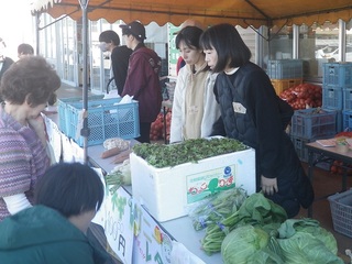 学生も野菜をPR
