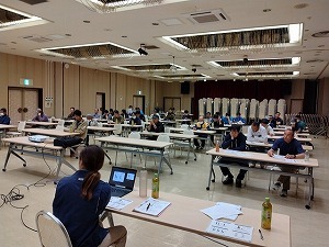 講習に聞き入る農業者