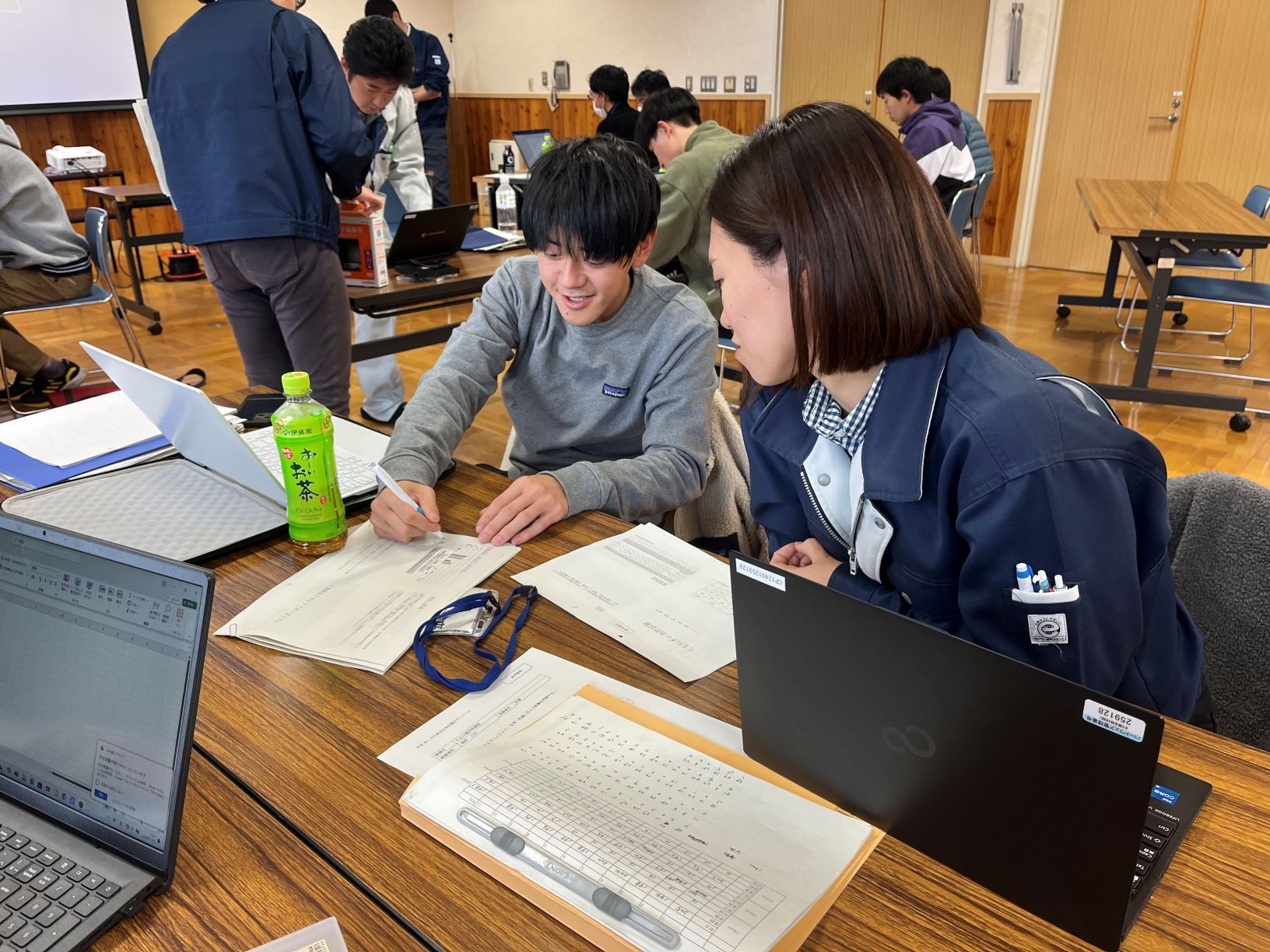 試行錯誤しながらプロジェクト活動のまとめ資料の作成を進めました