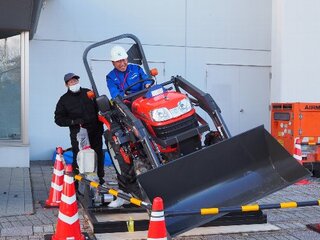 シートベルトを装着し、転倒角度体験装置で傾斜20度を体感