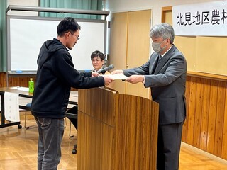 武井次長より修了証を受け取る受講生