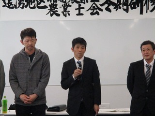 挨拶する岡村新会長（中央）と多田前会長（右）