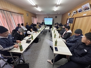 にぎやかな雰囲気の懇談会