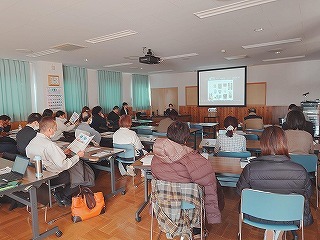 講演「オホーツクブランドの取組」を聞く出席者