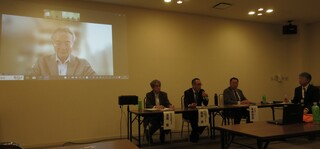 トークセッションは現地の講師2名とWEBの講師1名とをつなぎ、矢作会長を交えて開催