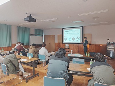 堆肥について熱心に勉強中