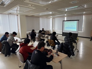 集中して勉強しているクラブ員