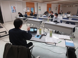 身を乗り出してて聞き入る出席者