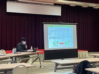豆類について説明を行う藤江普及職員