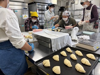 参加者でクリームパンの成形中