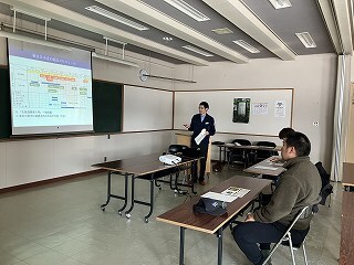 受講者は熱心に学んでいました