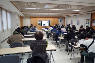 説明に聞き入る農業者