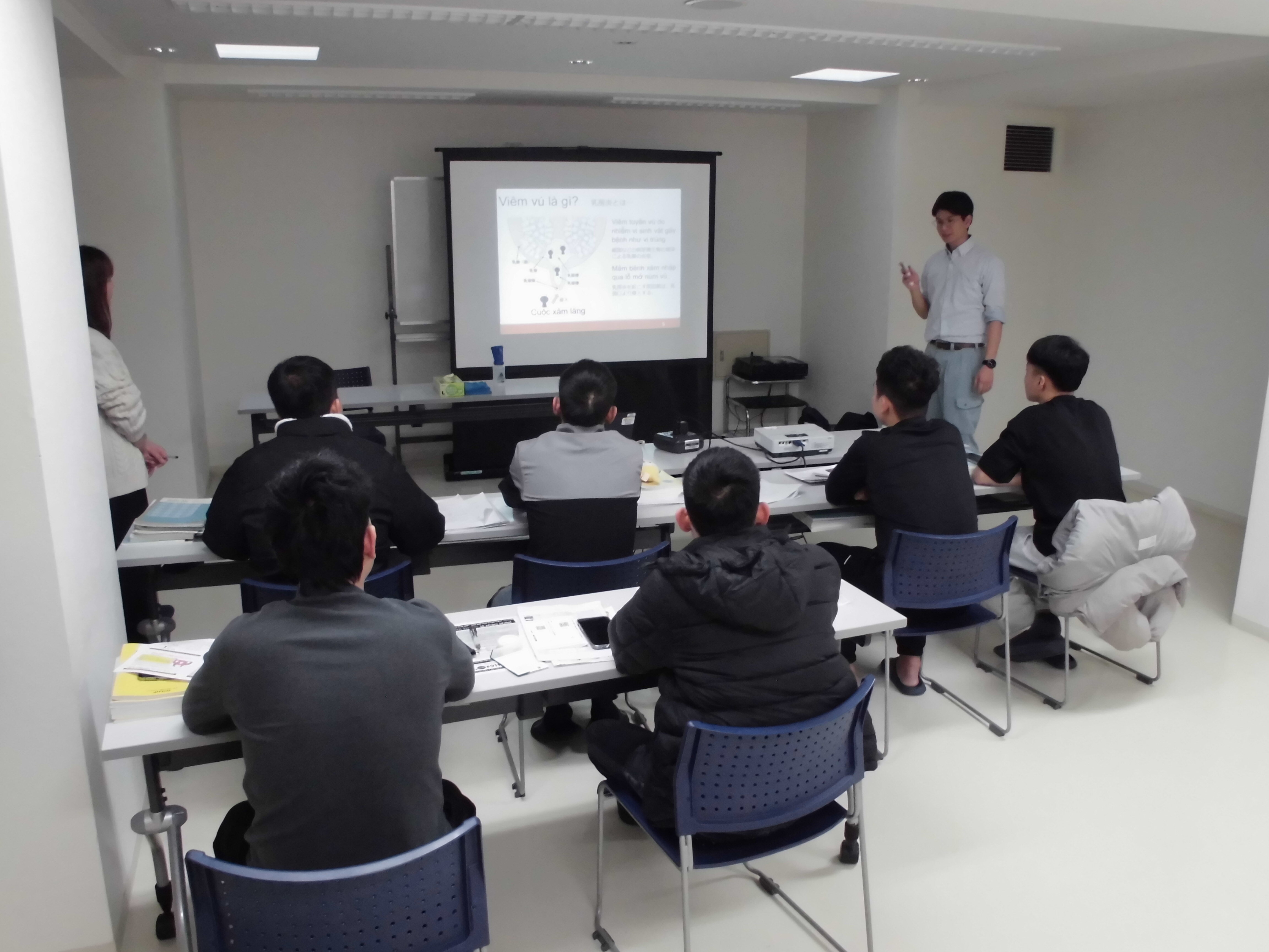 酪農作業を説明する普及員