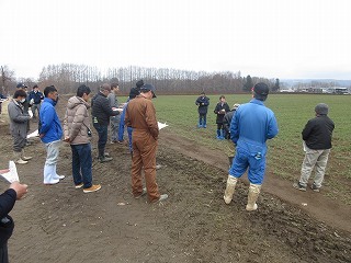 実際に麦の生育を確認し、自分の畑の生育と見比べる機会となりました
