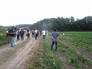 緒方氏からてんさい直播栽培管理を説明