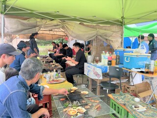 参加者で焼き台を囲んで交流
