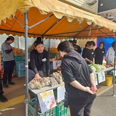 お客さんに野菜の特徴を説明中!