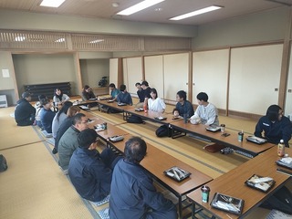 昼食を取りながら交流