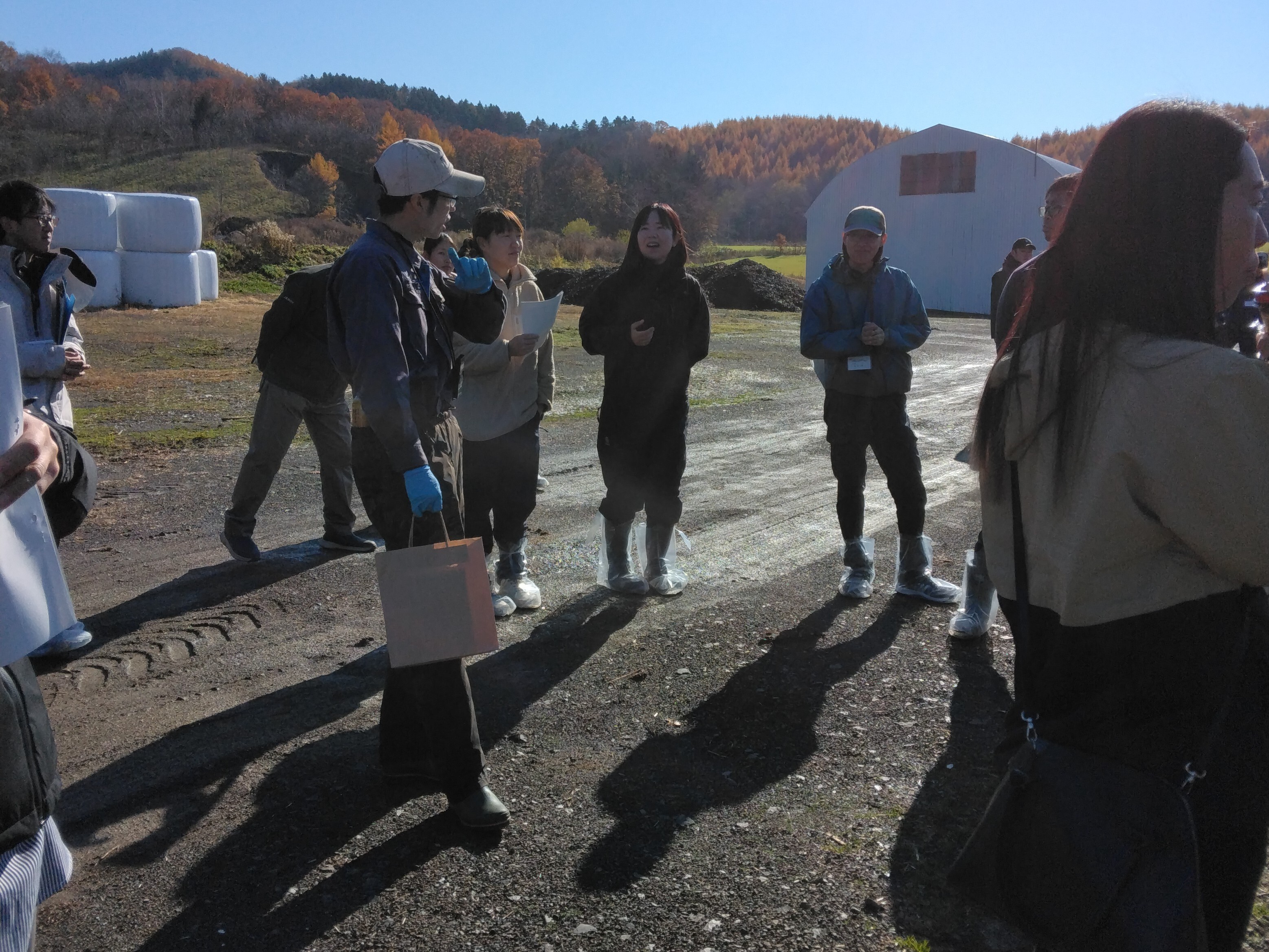 施設について説明する研修生