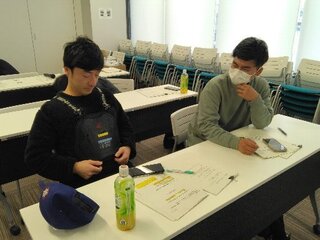 展示のチェストアーマーを試着。「軽いね」