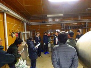 牛舎の中でお話を伺いました（小倉牧場）