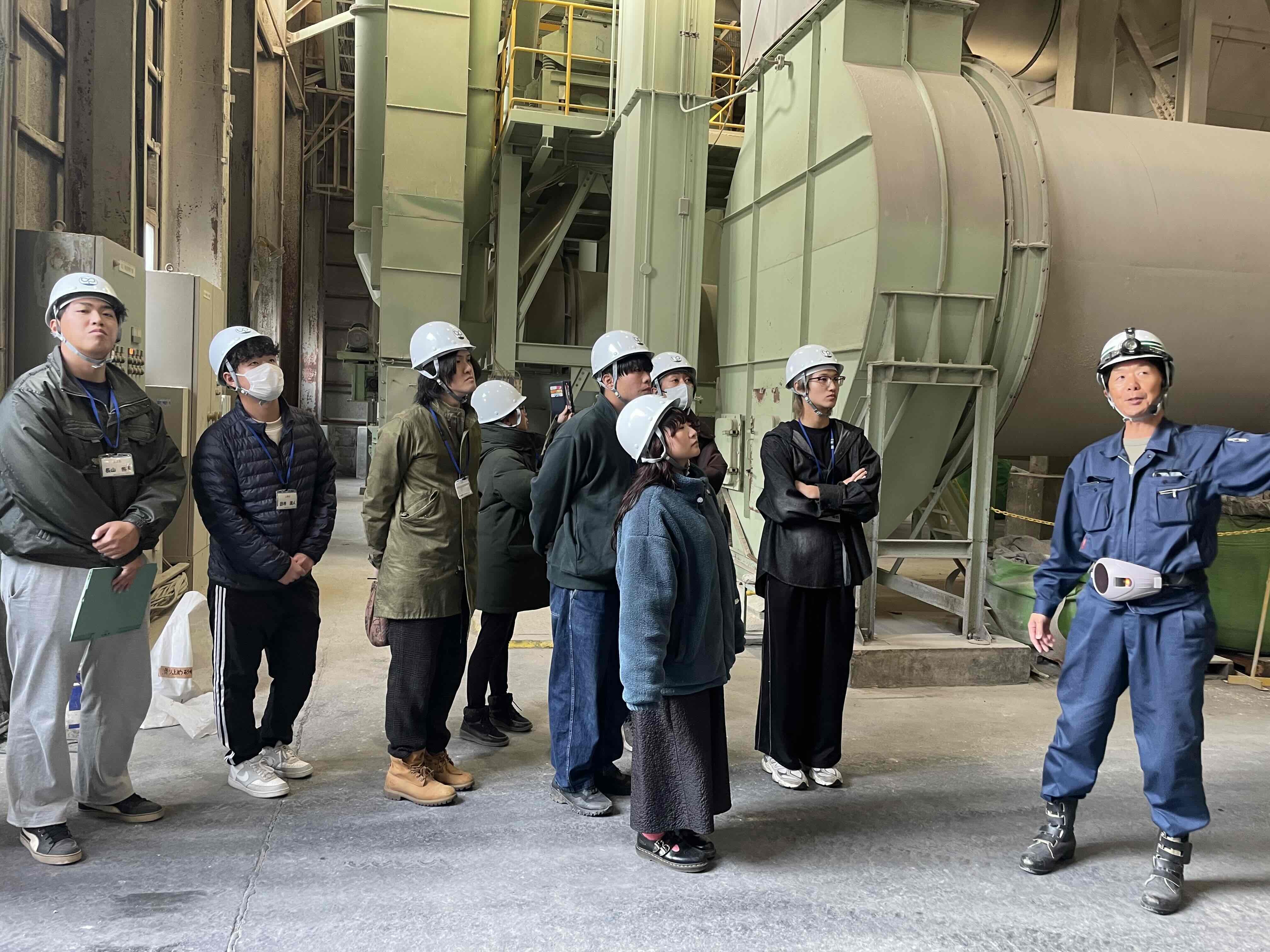 興味深く肥料の製造工程を見る受講生