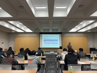 小山係長が各種試験結果を説明者