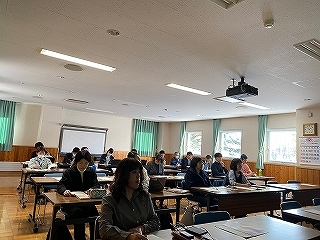 講師のたくさんの事例に聞き入る出席者