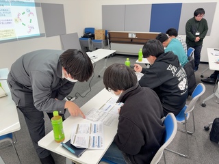 施肥設計の手順を個別指導する萬歳普及指導員（12月）