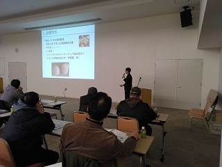 生食ばれいしょ「ゆめいころ」の栽培について報告する河田普及職員