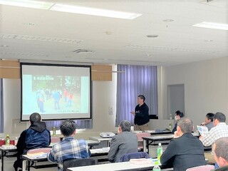 先進地視察研修の報告をする渡辺指導農業士