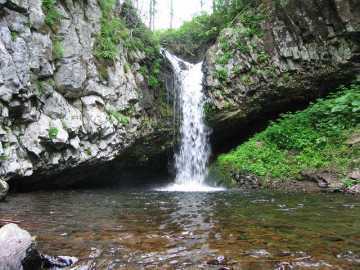 城壁のように囲まれた岩盤から流れ落ちるパンケの滝