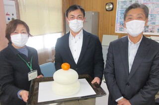 美幌町稲作振興協議会（中央：城会長、右：城地副会長）から鏡餅の贈呈