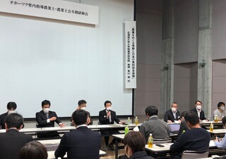 総会の様子。多田新会長（左から4人目）。