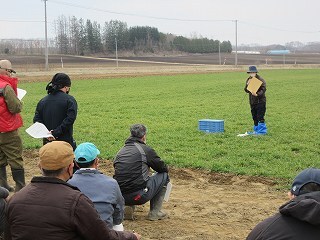 農業者は熱心に田村専門普及指導員の話を聞いていました