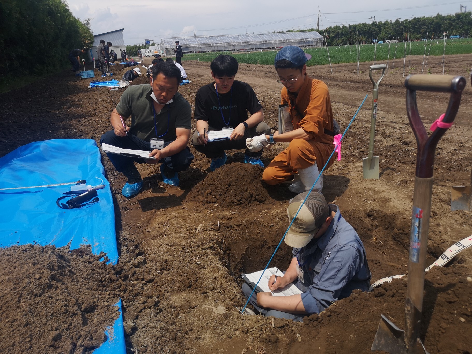 自分たちで土を掘り、土壌断面調査の手法について学ぶ受講生