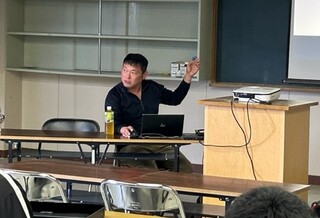 平岡指導農業士から、自作したスマート農業機器など教えていただきました