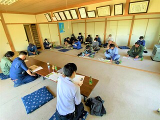 座学では稲の生育に応じた水田の水位管理の目的を説明