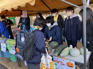 クラブ員と一緒に接客する学生たち